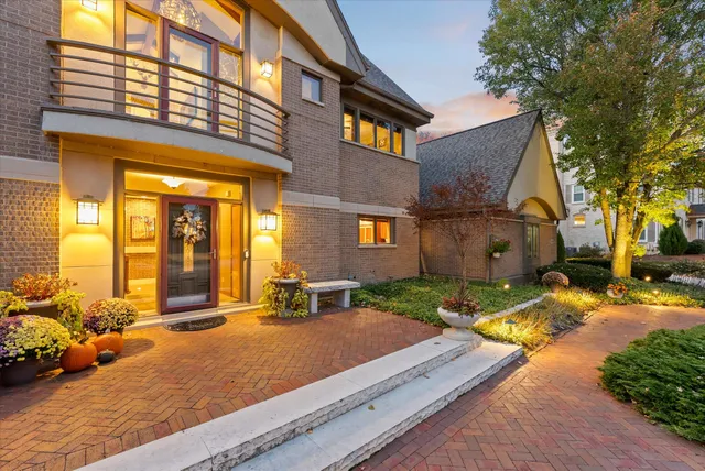 $1,385,000 | 1319 Creekside Court, Grafton, WI 53024