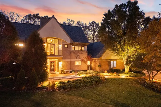 $1,385,000 | 1319 Creekside Court, Grafton, WI 53024