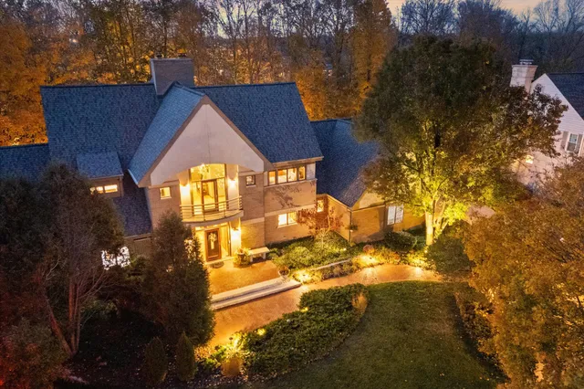 $1,385,000 | 1319 Creekside Court, Grafton, WI 53024