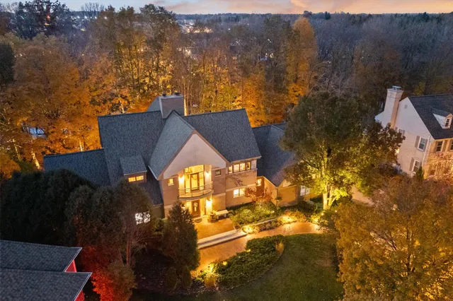 $1,385,000 | 1319 Creekside Court, Grafton, WI 53024