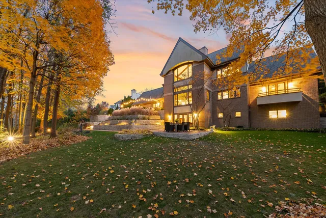 $1,385,000 | 1319 Creekside Court, Grafton, WI 53024