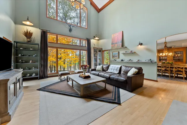 $1,385,000 | 1319 Creekside Court, Grafton, WI 53024