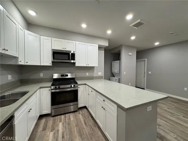 $4,000 | 623 Normandie Avenue, Los Angeles, CA 90004