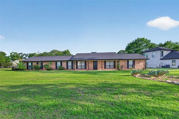 $500,000 | 106 Snyder Ranch Road, Trinidad, TX 75163