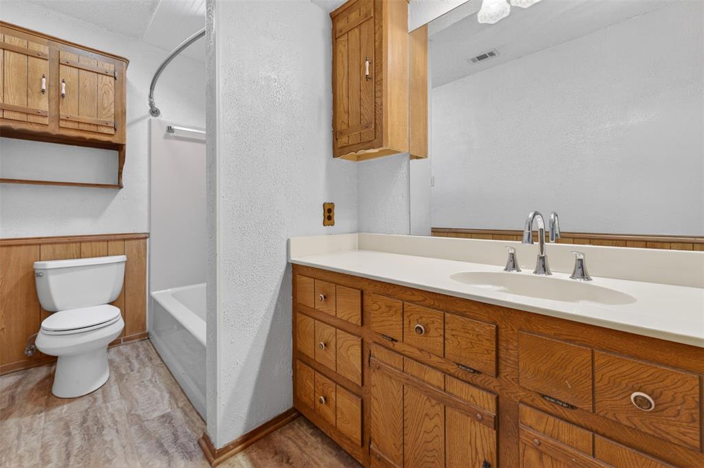 106 Snyder Ranch Road Trinidad, TX 75163 - Photo 24 of 40 Full bathroom between bedrooms 2 and 3