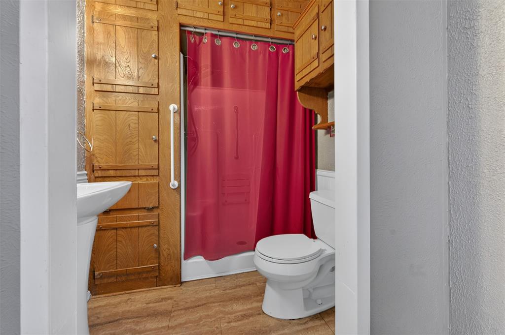 106 Snyder Ranch Road Trinidad, TX 75163 - Photo 30 of 40 En-suite bathroom in bedroom #4
