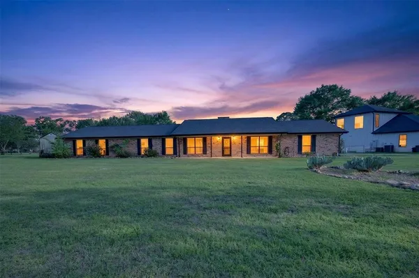 $500,000 | 106 Snyder Ranch Road, Trinidad, TX 75163