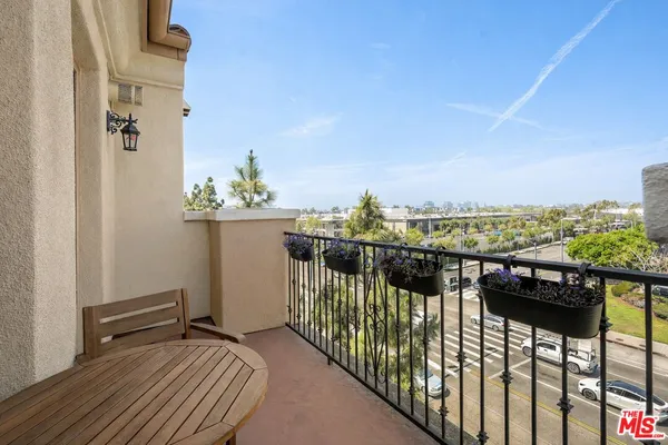 $979,000 | 12975 Agustin Place, Unit 418, Playa Vista, CA 90094