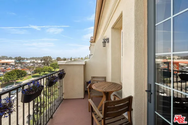 $979,000 | 12975 Agustin Place, Unit 418, Playa Vista, CA 90094