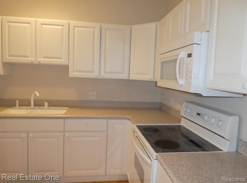 2660 Crooks Road Royal Oak, MI 48073 - Photo 8 of 33