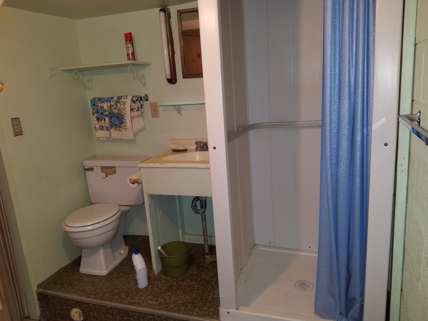 950 North 12th Street Rochelle, IL 61068 - Photo 7 of 18 a bathroom with a toilet and a sink