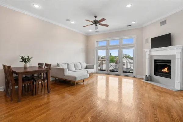 $3,000 | 4141 North Kedzie Avenue, Unit 306, Chicago, IL 60618