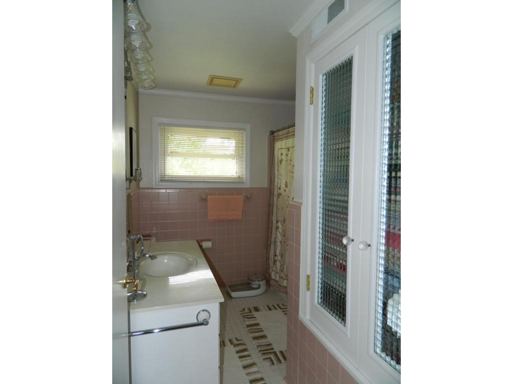 2132 Heatherly Road Kingsport, TN 37660 - Photo 18 of 32 Hall Bath
