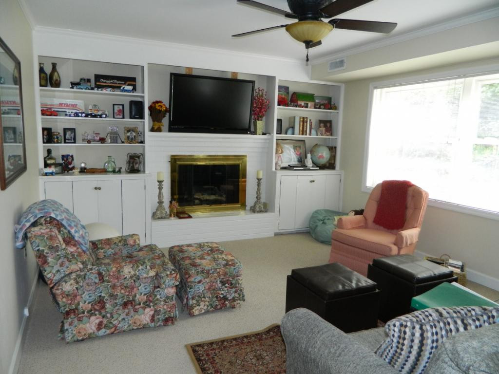 2132 Heatherly Road Kingsport, TN 37660 - Photo 20 of 32 Family Room wfireplace