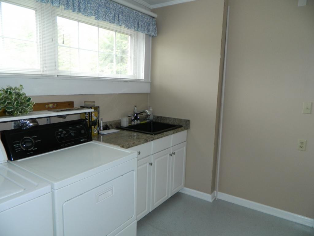 2132 Heatherly Road Kingsport, TN 37660 - Photo 22 of 32 Laundry Room