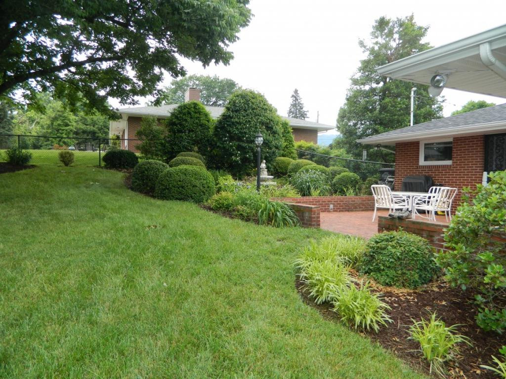 2132 Heatherly Road Kingsport, TN 37660 - Photo 27 of 32 Beautiful Landscaping