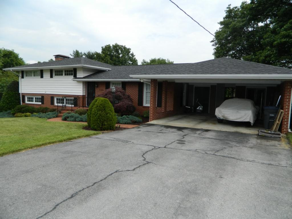 2132 Heatherly Road Kingsport, TN 37660 - Photo 30 of 32 Carport