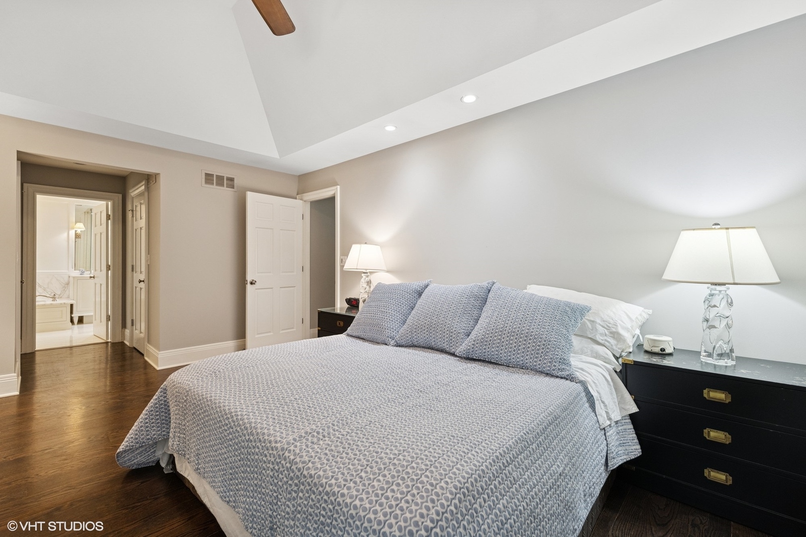 6 Tartan Ridge Road Burr Ridge, IL 60527 - Photo 27 of 41 a bedroom with a bed and a lamp