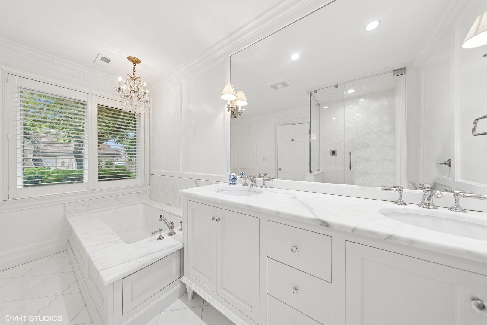 6 Tartan Ridge Road Burr Ridge, IL 60527 - Photo 29 of 41 a bathroom with double vanity sinks a large mirror and a bathtub