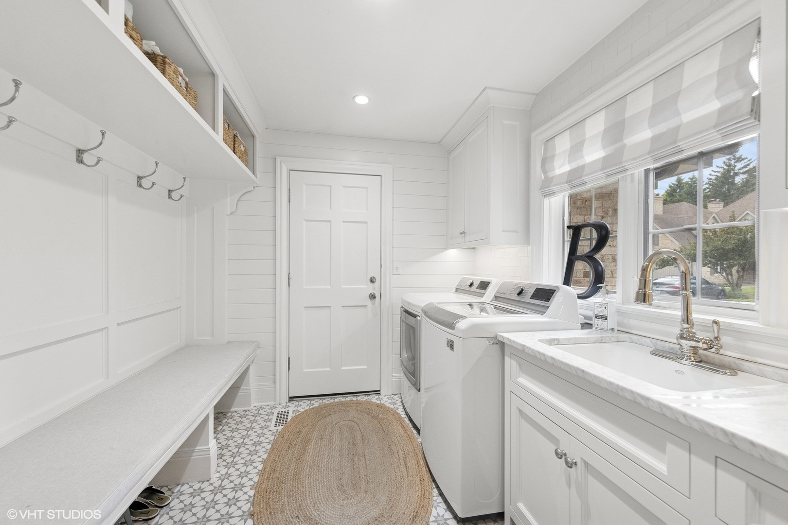 6 Tartan Ridge Road Burr Ridge, IL 60527 - Photo 30 of 41 a room with a sink and a mirror