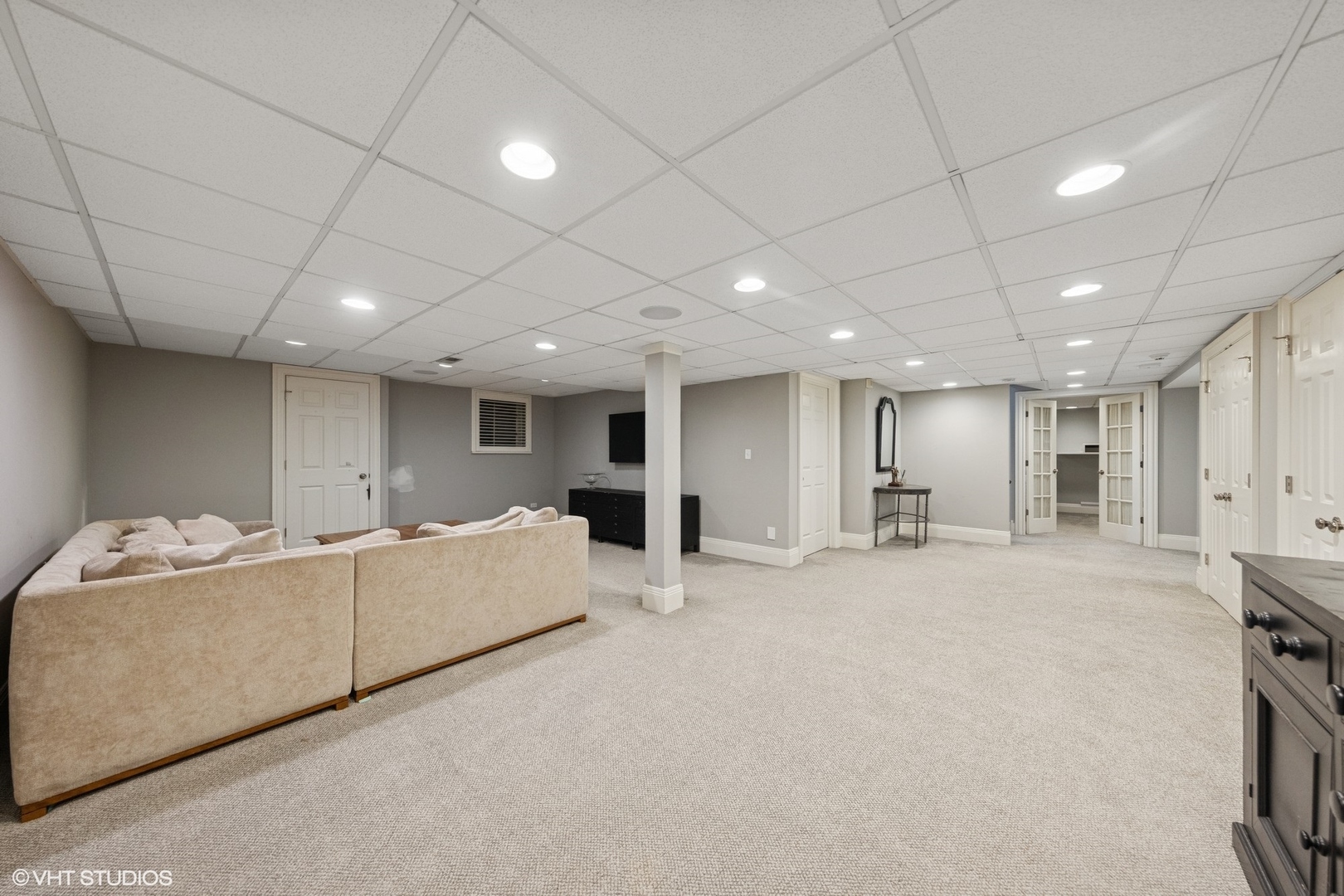 6 Tartan Ridge Road Burr Ridge, IL 60527 - Photo 31 of 41 a living room with furniture and a table