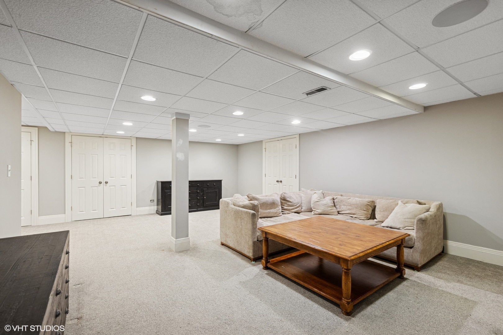6 Tartan Ridge Road Burr Ridge, IL 60527 - Photo 33 of 41 a living room with furniture a flat screen tv and kitchen view