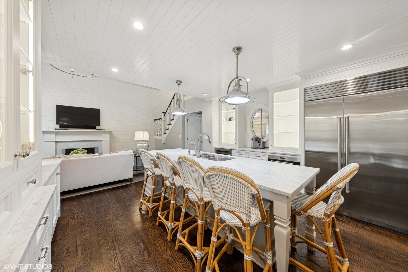 6 Tartan Ridge Road Burr Ridge, IL 60527 - Photo 8 of 41 a large kitchen with a table and chairs