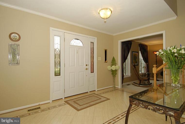 10165 Wavell Road Fairfax, VA 22032 - Photo 5 of 30 Entrance / Foyer