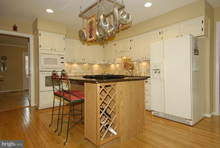 10165 Wavell Road Fairfax, VA 22032 - Photo 6 of 30 Kitchen