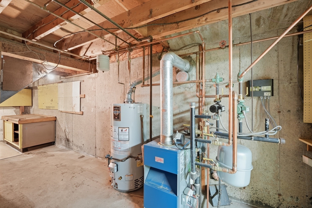 95 Meadowbrook Road Agawam, MA 01001 - Photo 27 of 39 a view of a walk in closet