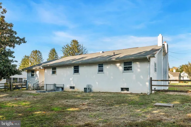 a view of a yard with a house