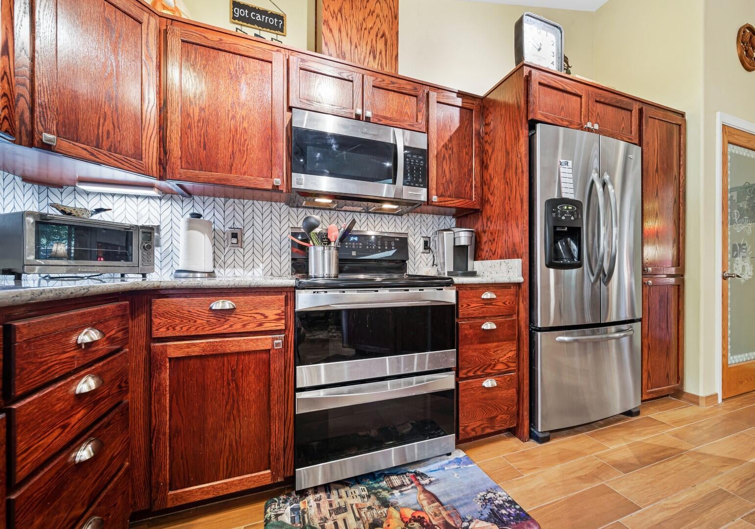 15638 Jones Road White City, OR 97503 - Photo 23 of 65 D20 Kitchen Double Oven Stove (Large)
