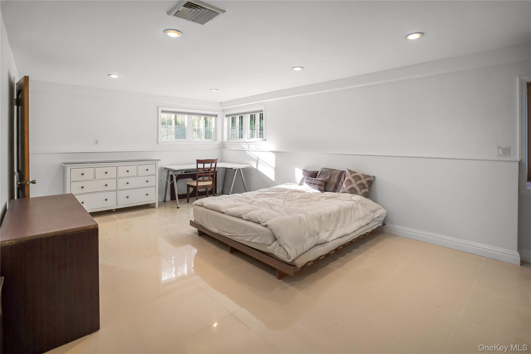 39 Oakdale Road Roslyn Heights, NY 11577 - Photo 16 of 21