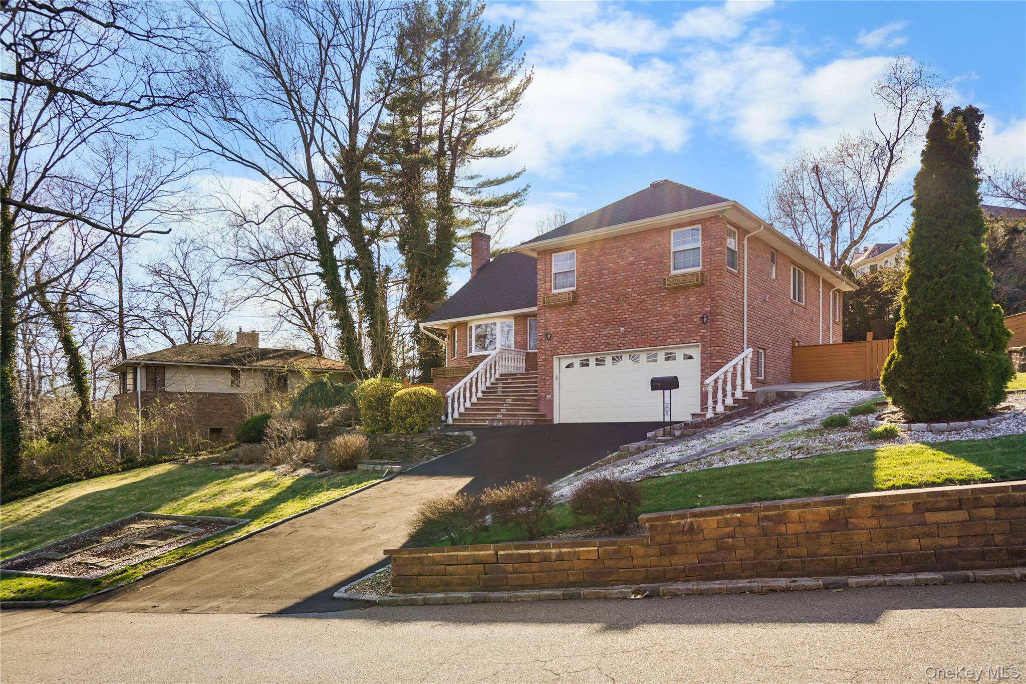 39 Oakdale Road Roslyn Heights, NY 11577 - Photo 2 of 21