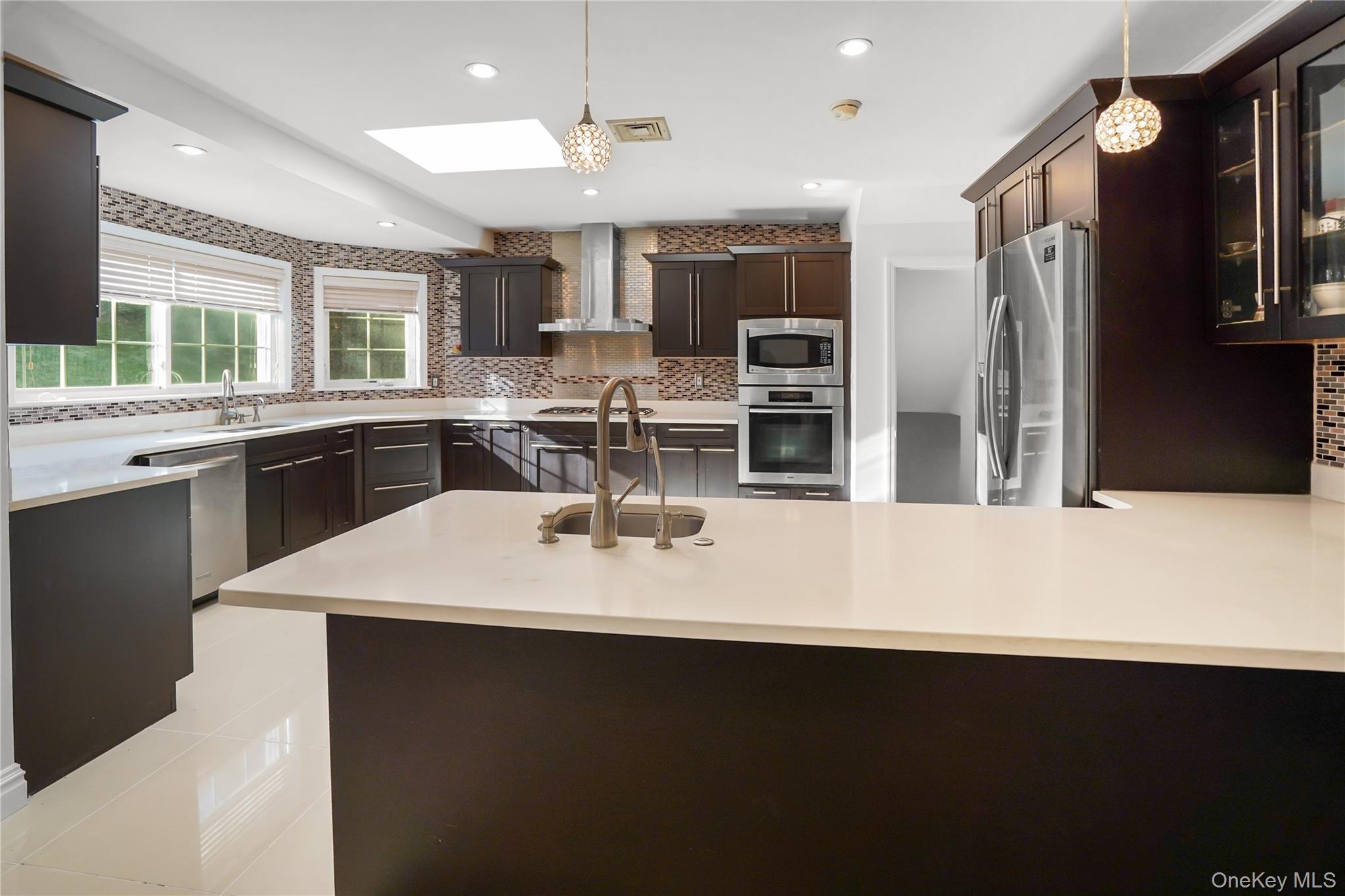 39 Oakdale Road Roslyn Heights, NY 11577 - Photo 4 of 21