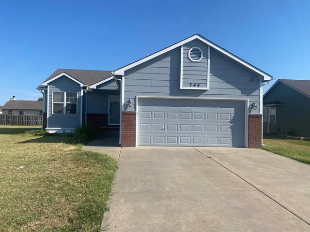 $225,000 | 744 East Greenwood Court, Haysville, KS 67060
