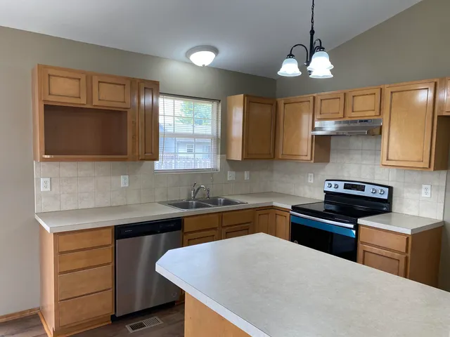 $225,000 | 744 East Greenwood Court, Haysville, KS 67060