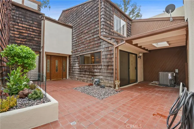 a view of backyard of the house