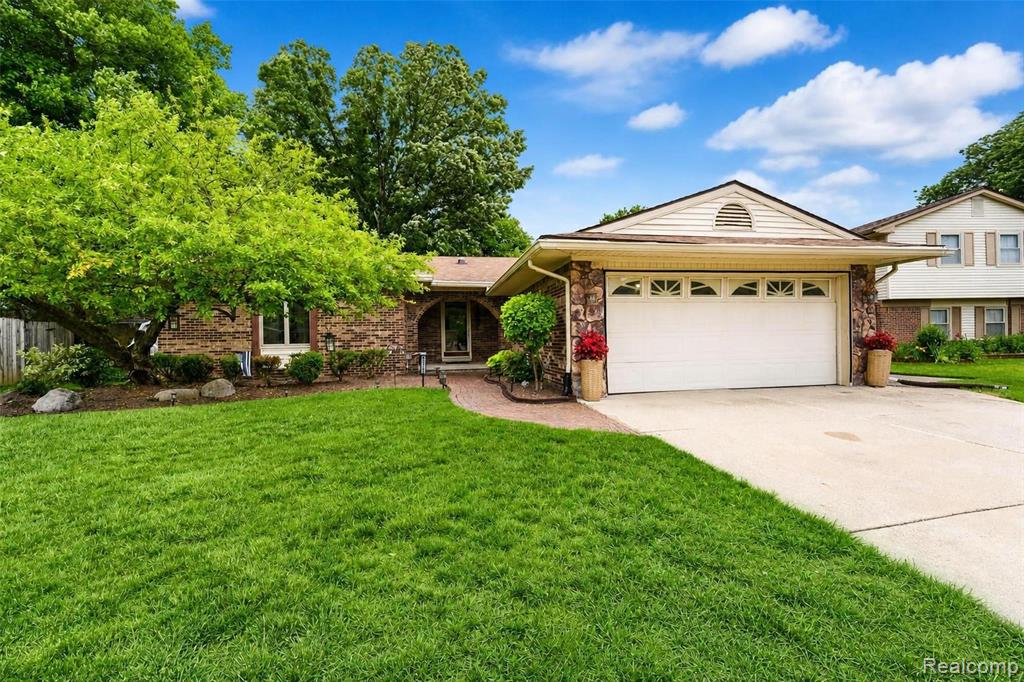 41768 Hanford Road Canton, MI 48187 - Photo 1 of 28