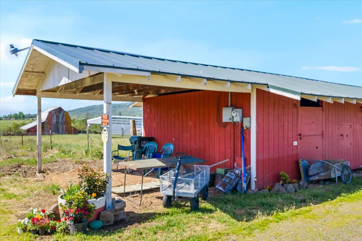 14717 Highway 62 Eagle Point, OR 97524 - Photo 10 of 14