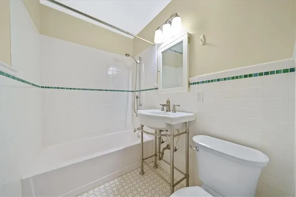 $327,950 | 4924 Mission Road, Roeland Park, KS 66205