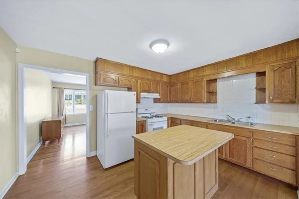 $327,950 | 4924 Mission Road, Roeland Park, KS 66205
