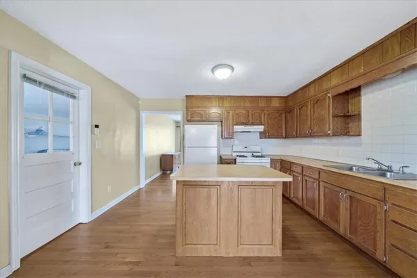 $327,950 | 4924 Mission Road, Roeland Park, KS 66205