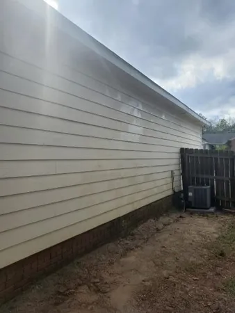 a view of a backyard