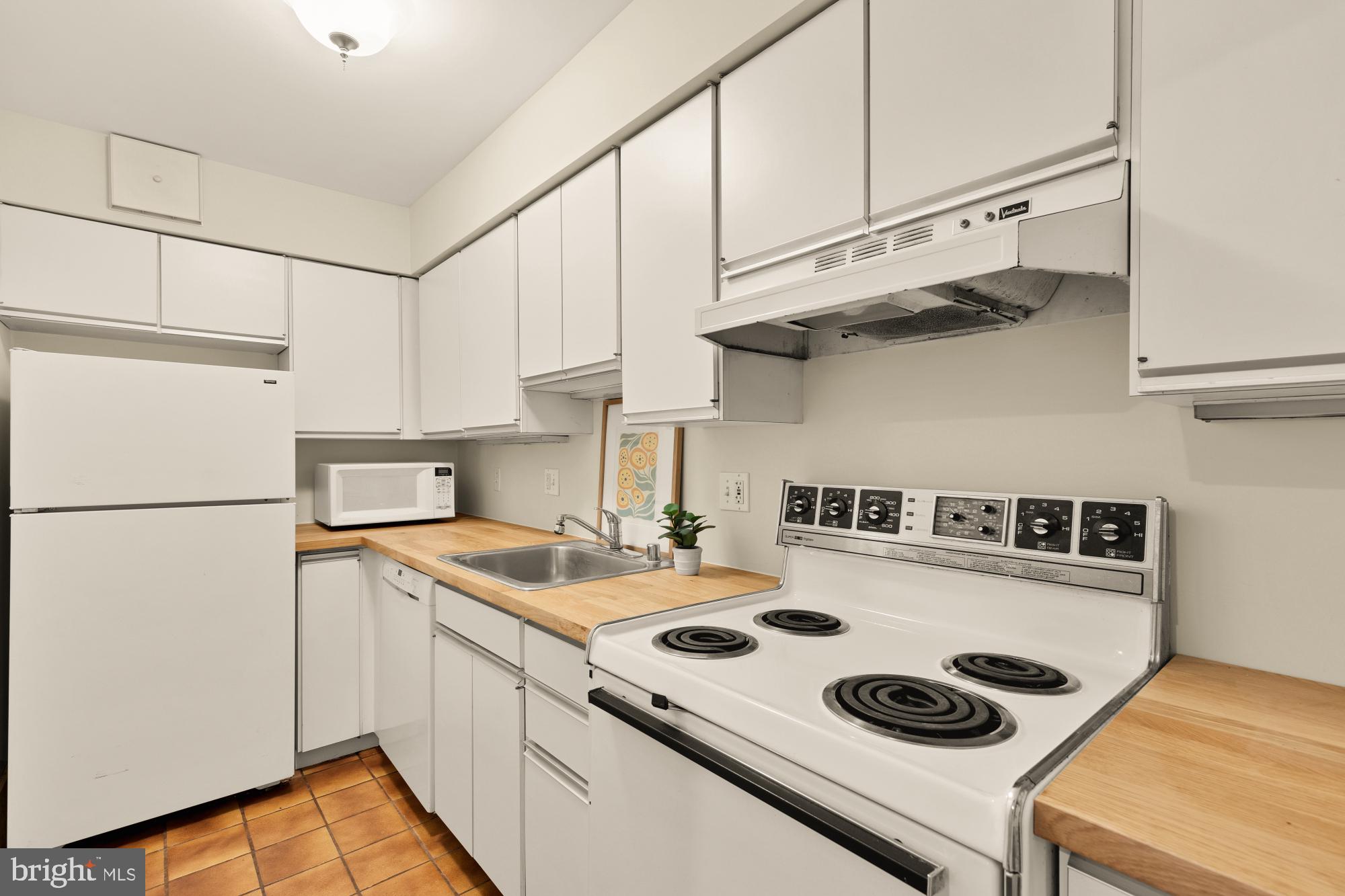 111 5th Street Southeast Washington, DC 20003 - Photo 35 of 42 Apartment kitchen