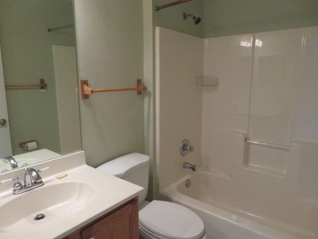 274 Southwest Ray Avenue Port St. Lucie, FL 34983 - Photo 10 of 18 Guest bath 2