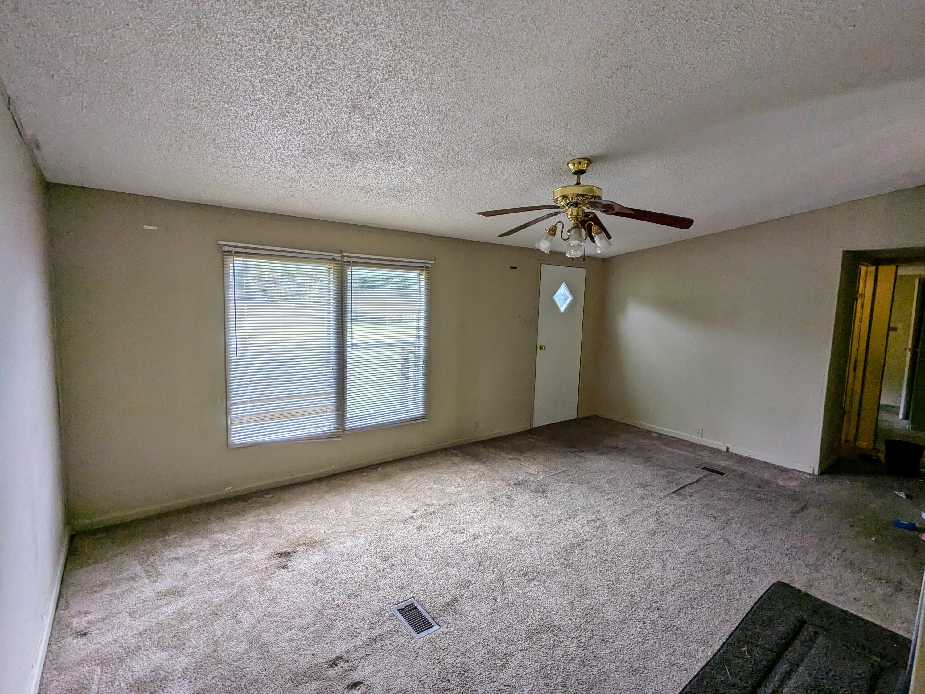 346 Veneer Street Elloree, SC 29047 - Photo 4 of 12 PXL_20240916_181806700