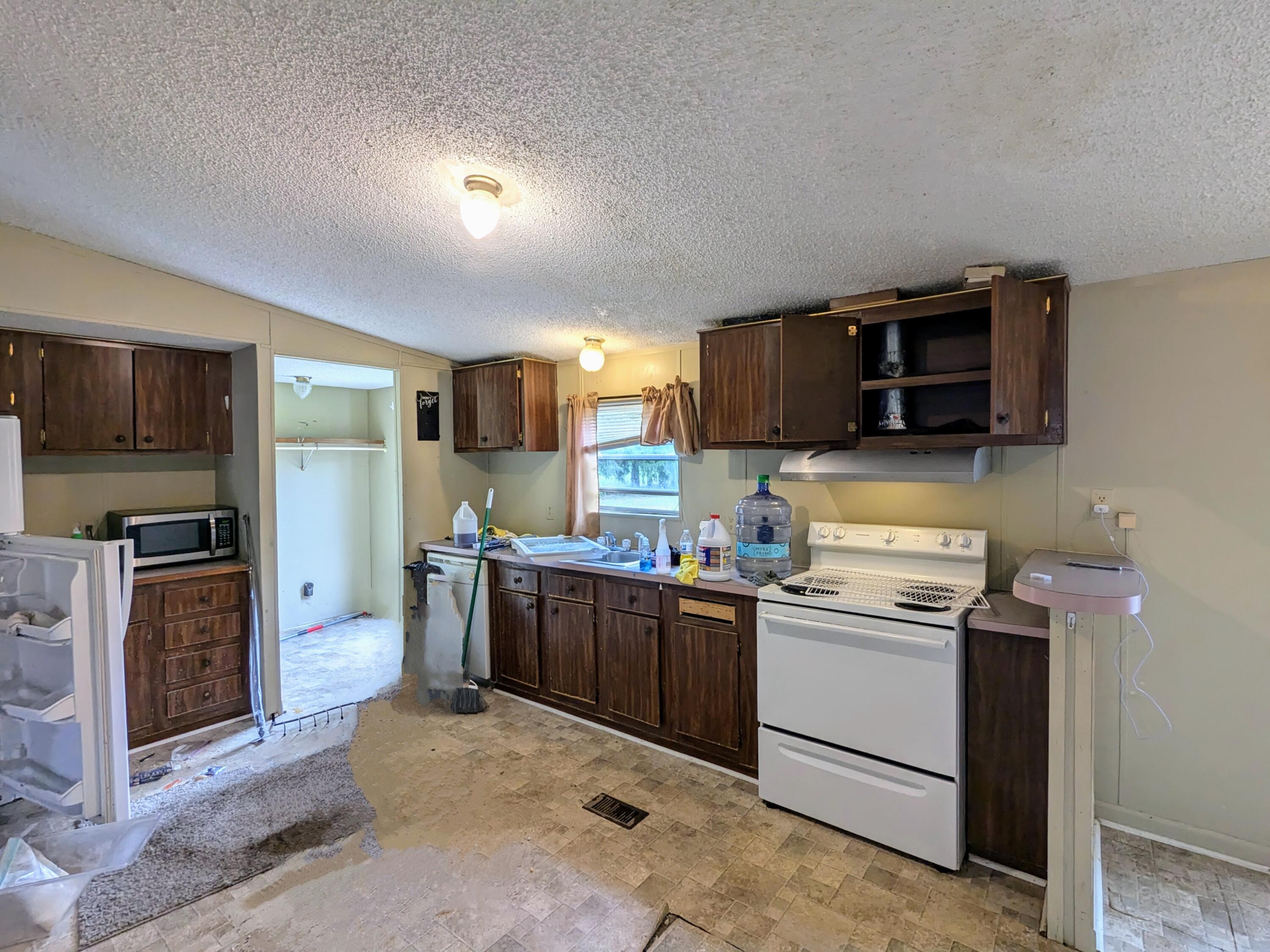 346 Veneer Street Elloree, SC 29047 - Photo 5 of 12 PXL_20240916_181710052.MP~2