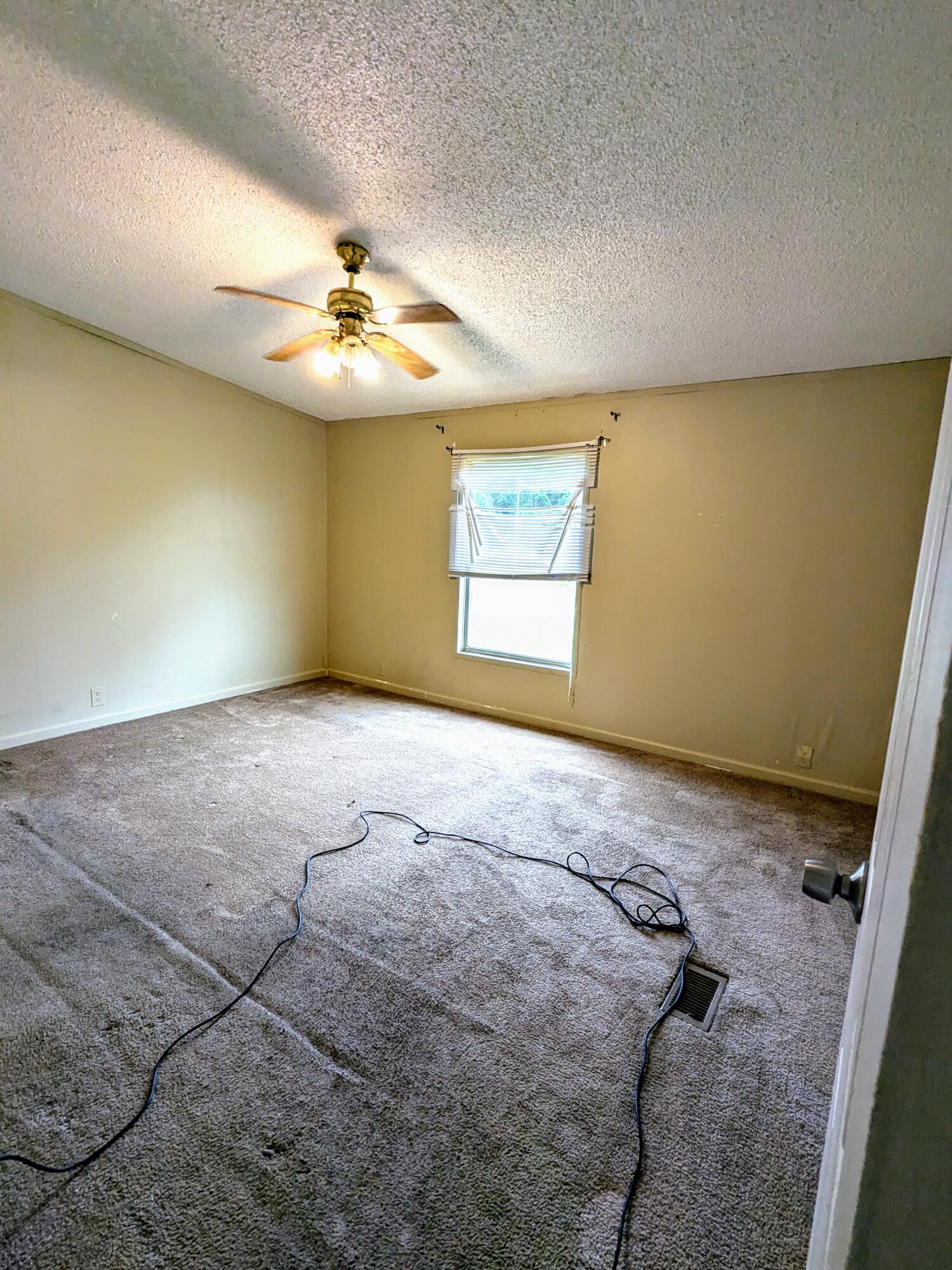 346 Veneer Street Elloree, SC 29047 - Photo 6 of 12 PXL_20240916_181523285