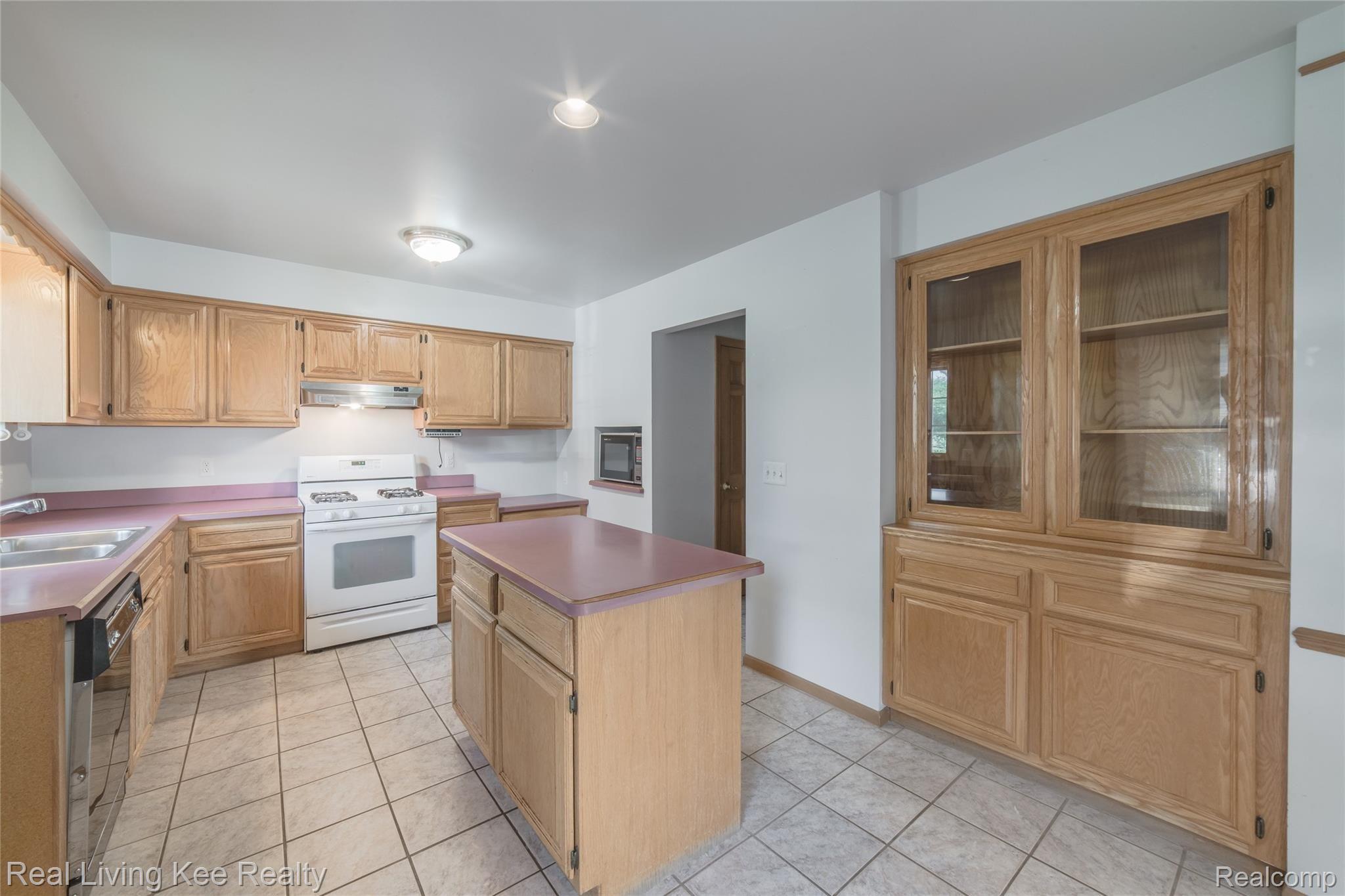 1242 Ruby Avenue Rochester, MI 48309 - Photo 10 of 35 Built in hutch
